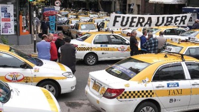 Polémica en Montevideo por la llegada de taxis informales baratos