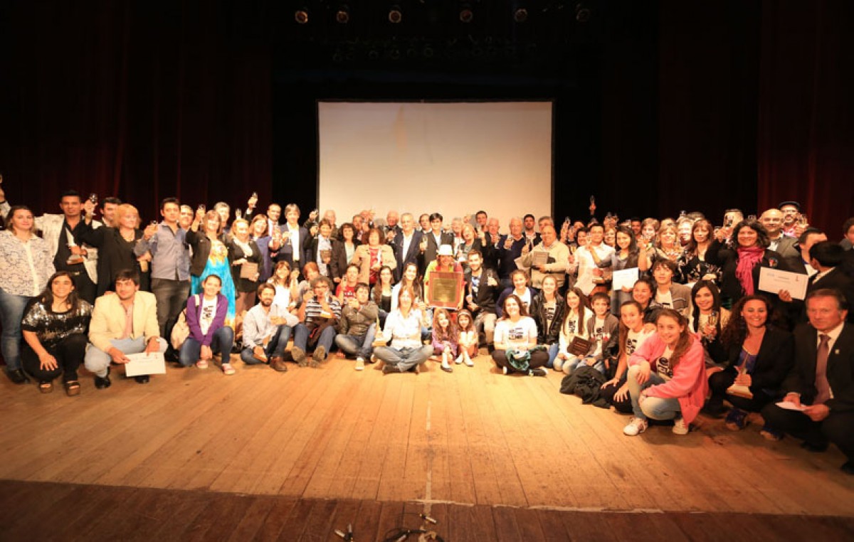 Paraná: La Escuela Municipal de Arte Escénico de Larroque recibió el Premio Escenario de Oro