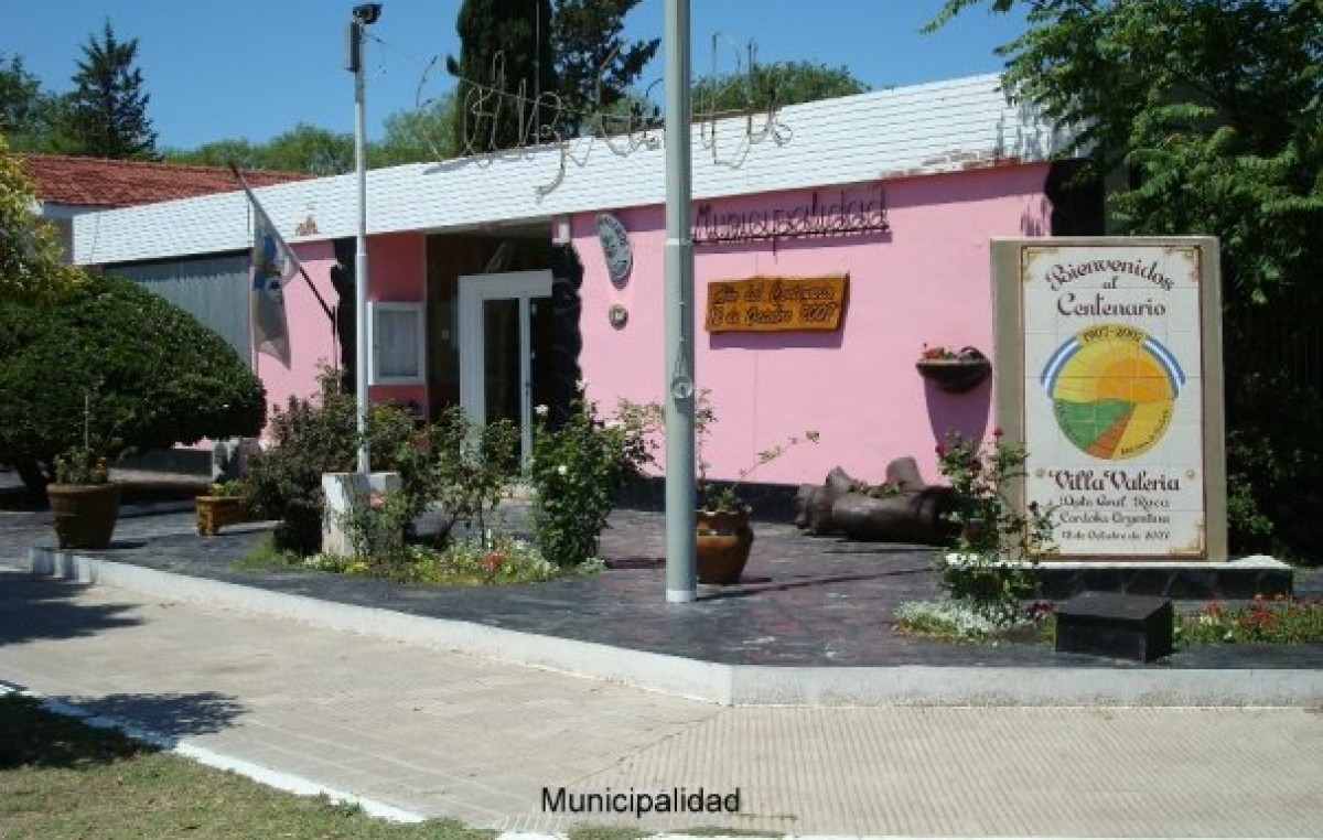 Villa Valeria: El intendente saliente nombró por decreto a 30 empleados, entre ellos a su hija