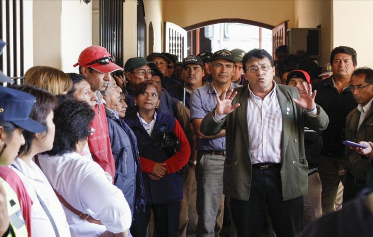 Tensión por paro de municipales que tomaron la comuna de Cerrillos