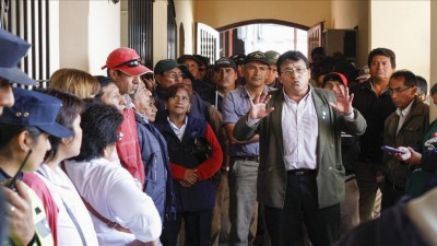 Tensión por paro de municipales que tomaron la comuna de Cerrillos