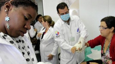 Cuba dio marcha atrás con la reforma y restringe los viajes de médicos al exterior