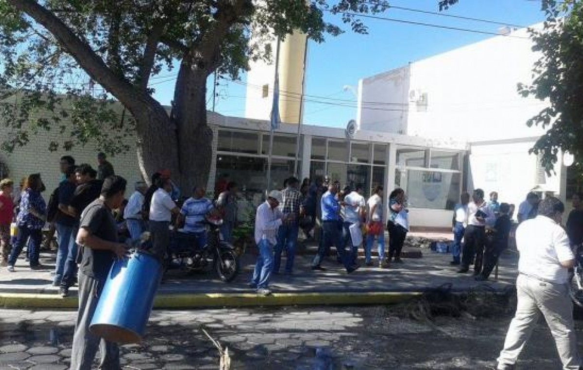 Empleados de Rivadavia se manifiestaron frente al edificio municipal por despidos