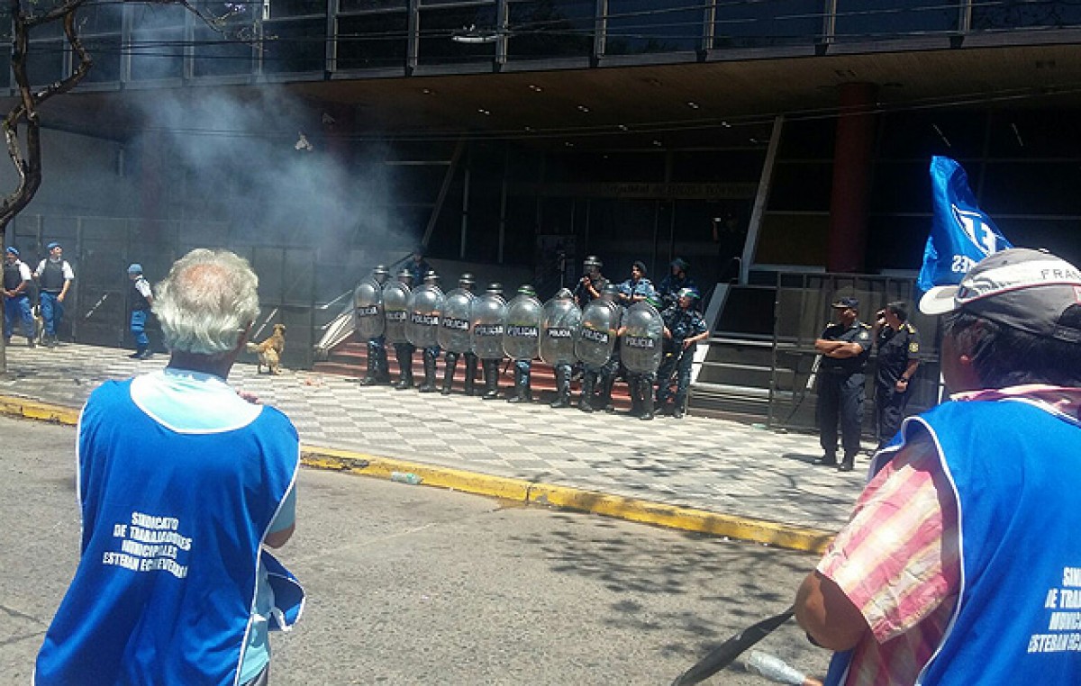 Protesta e incidentes por despidos de municipales en Echeverría