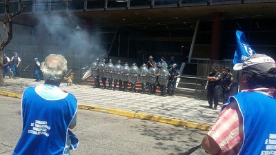 Protesta e incidentes por despidos de municipales en Echeverría
