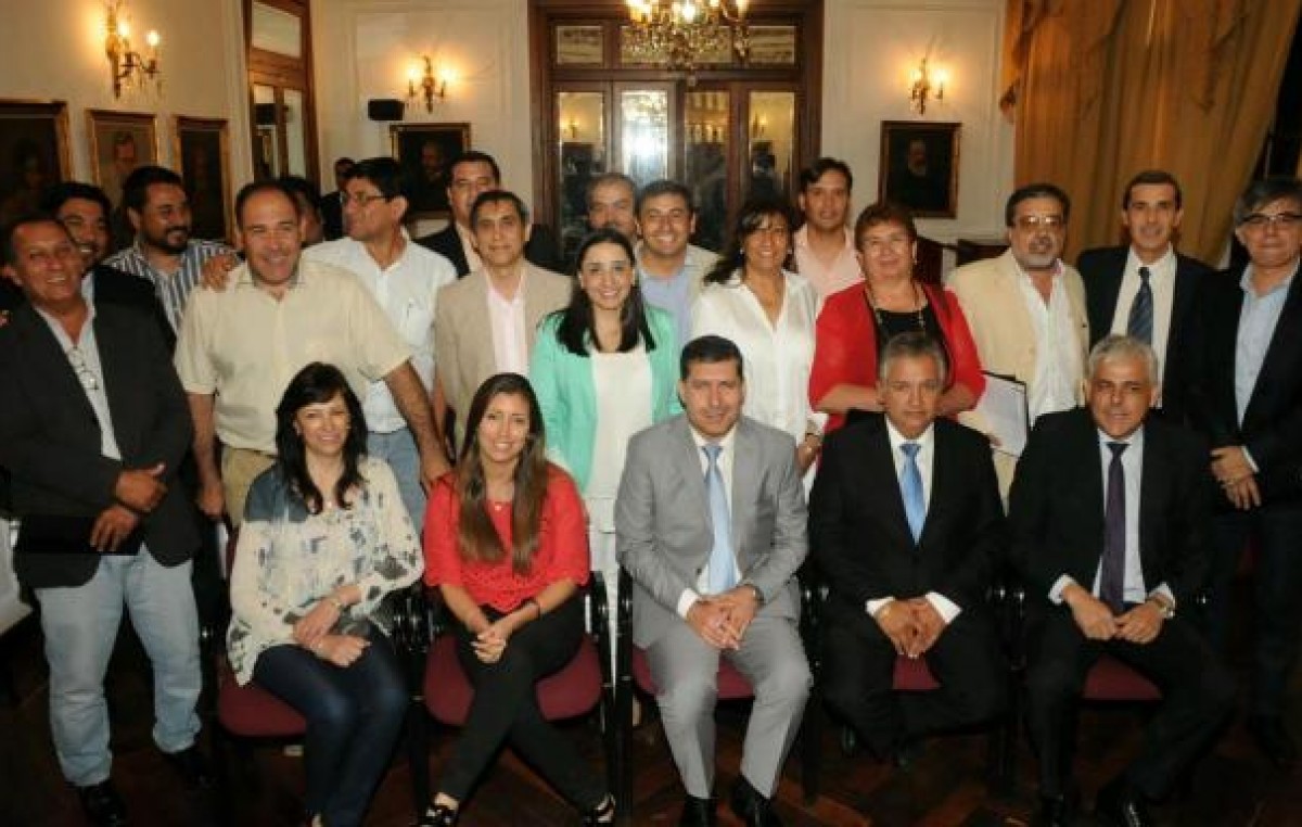El Gobernador de La Rioja acordó con intendentes mantener el diálogo político
