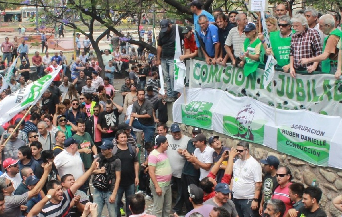 Córdoba: Crece el enfrentamiento con Mestre y el Suoem cosecha cada vez más adhesiones
