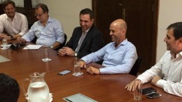 El Intendente de Córdoba pagó el aguinaldo y junta monedas para afrontar sueldos