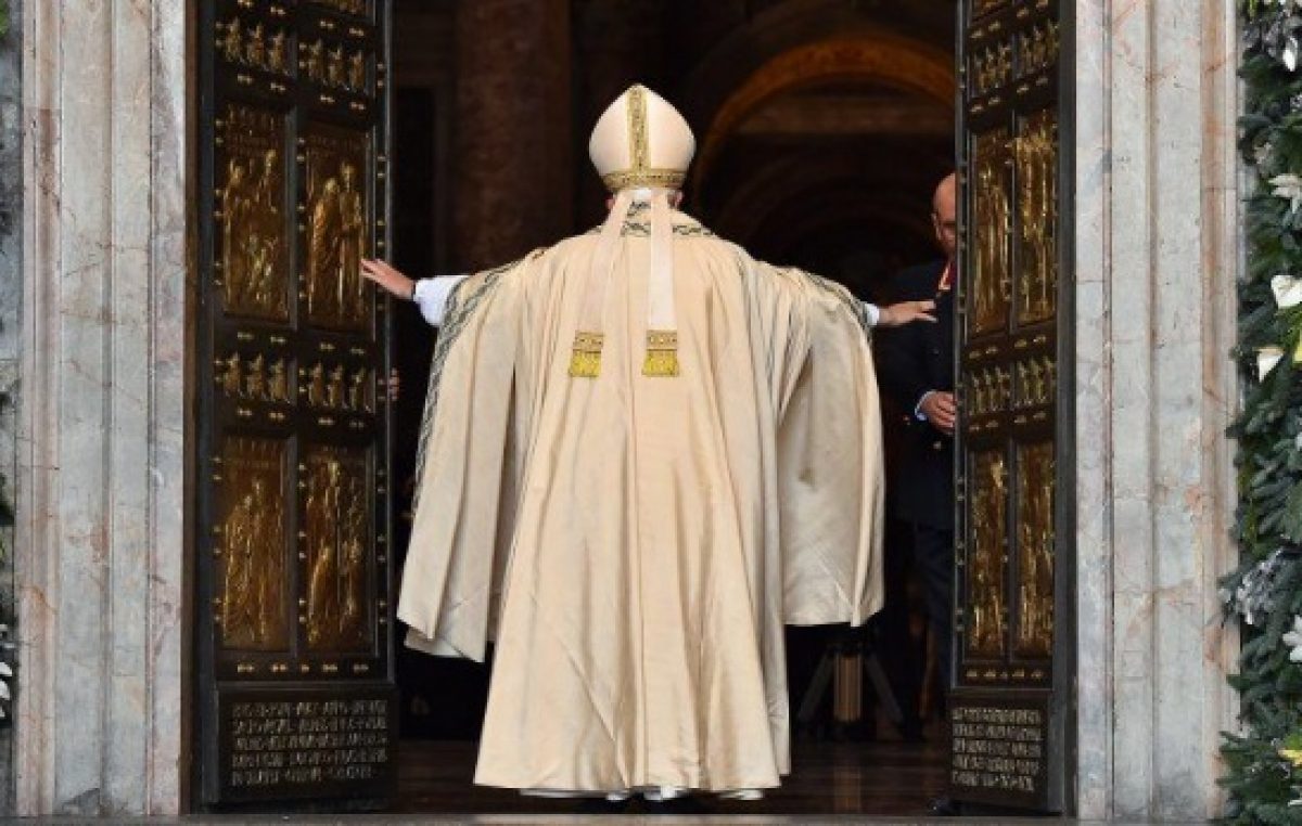 Francisco abrió la Puerta Santa, cerrada durante 15 años, y pidió que la Iglesia se abra al mundo