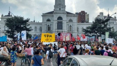 Masiva movilización a la Municipalidad de La Plata contra la represión y los despidos