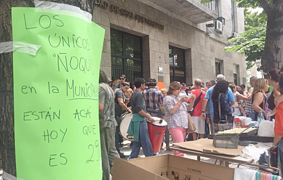 Ruidosa protesta y «ñoquiada» de los trabajadores municipales de Mar del Plata