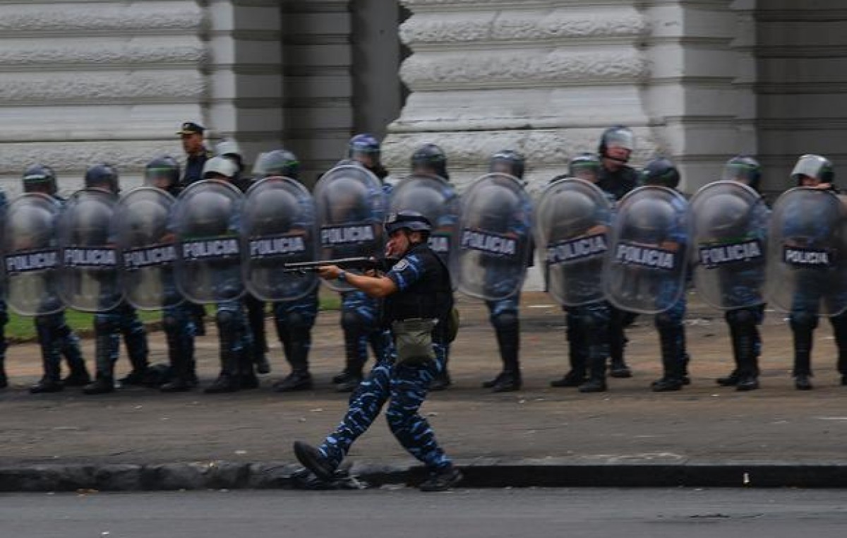 Infantería reprimió con balas de goma y gases una marcha de municipales cesanteados en La Plata