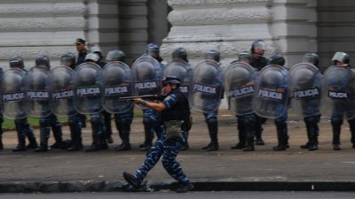 Infantería reprimió con balas de goma y gases una marcha de municipales cesanteados en La Plata
