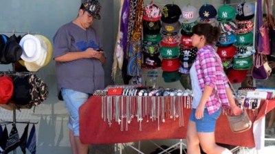 Un relevamiento muestra que vienen en aumento los puestos de venta callejera en Rosario