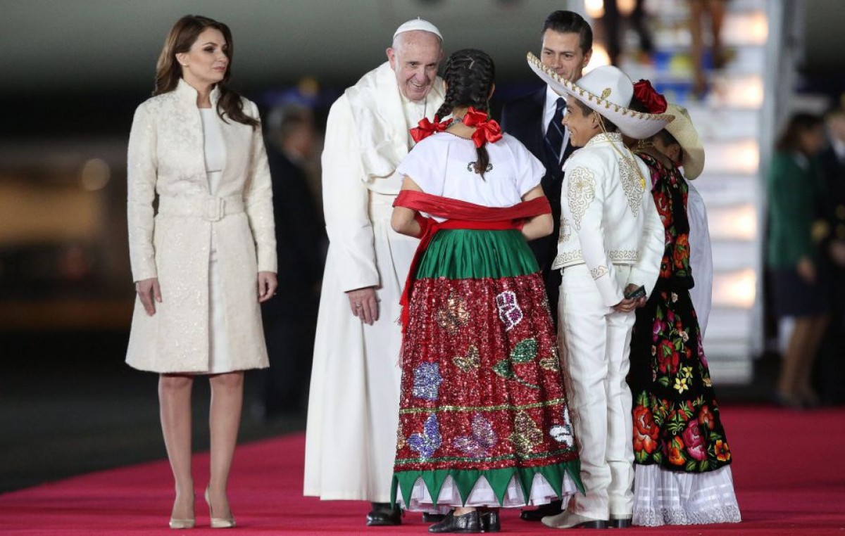 Francisco llegó a México y fue recibido por una multitud en las calles