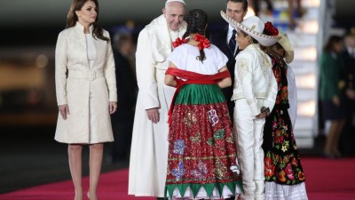 Francisco llegó a México y fue recibido por una multitud en las calles