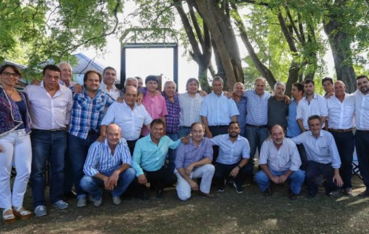 Máximo reunió a una veintena de intendentes kirchneristas en Berazategui