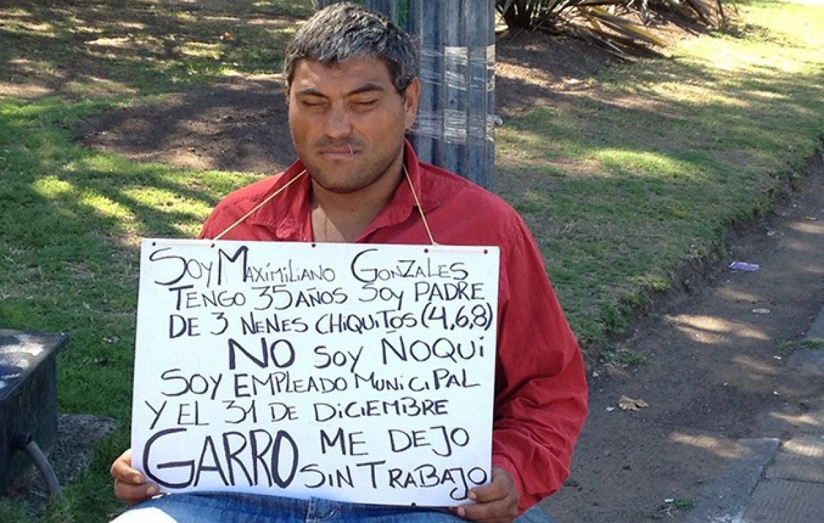 La Plata: Se cosió la boca y se encadenó frente al Municipio tras perder su trabajo