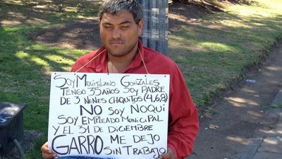 La Plata: Se cosió la boca y se encadenó frente al Municipio tras perder su trabajo