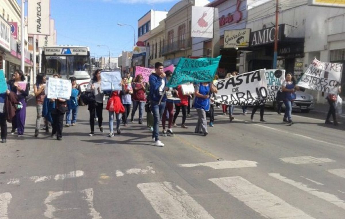 Los becarios de Comodoro se volvieron a manifestar y entregaron su petitorio al municipio