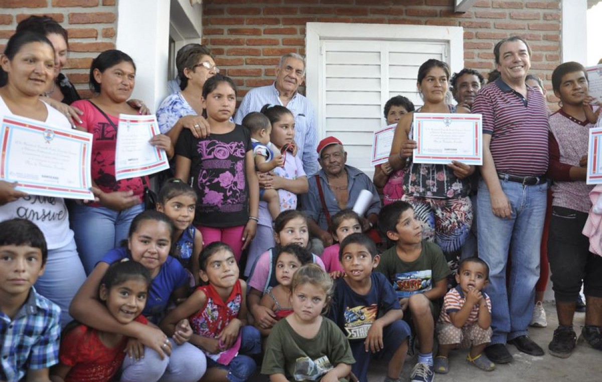Numerosas familias del departamento Río Hondo fueron beneficiadas con las viviendas sociales