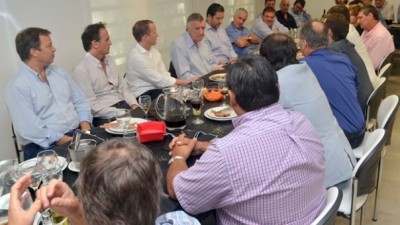 Alcaldes y dirigentes peronistas recibieron a Gioja: la mira puesta en la conducción del PJ Nacional
