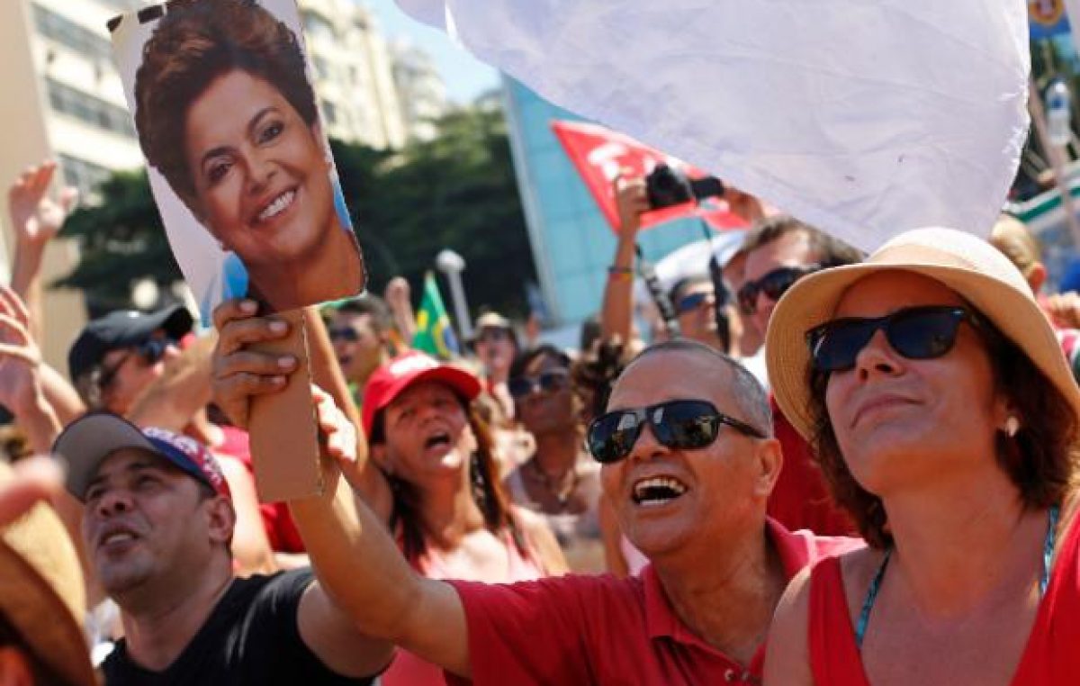 Las calles en Brasil partidas en dos: los de rojo y los de amarillo