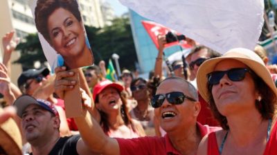 Las calles en Brasil partidas en dos: los de rojo y los de amarillo