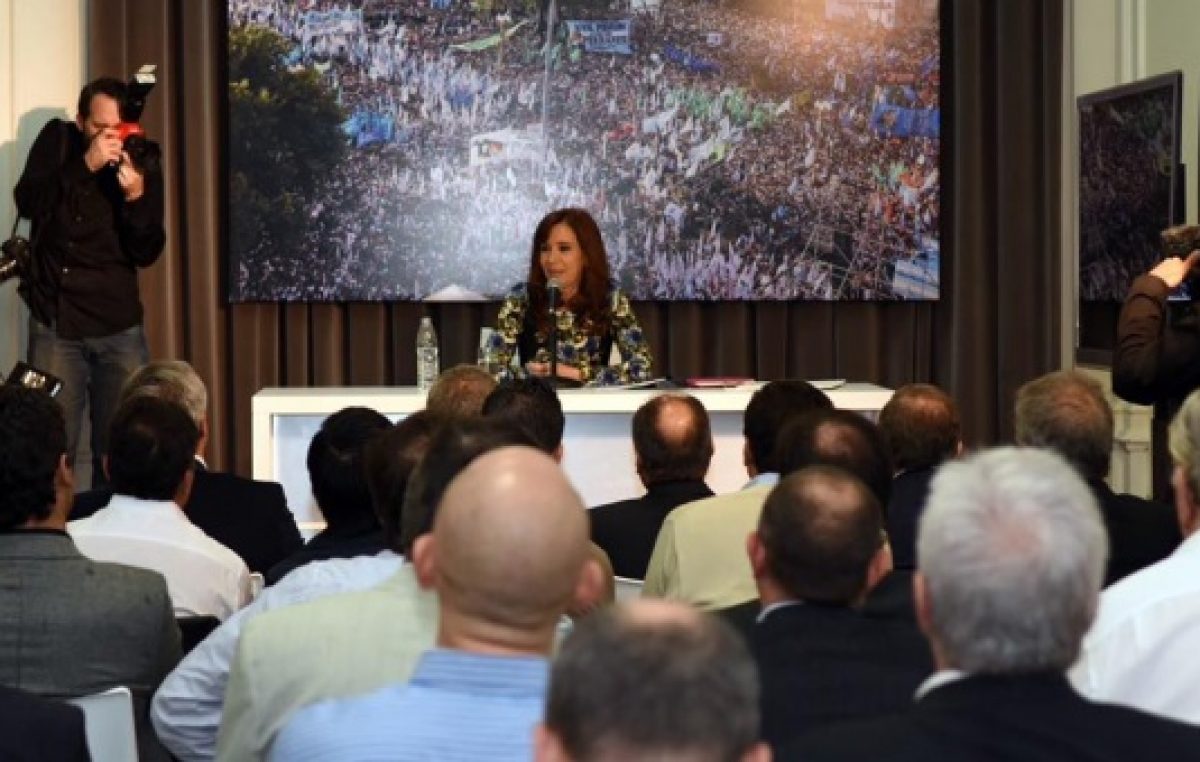 Cristina se reunió con intendentes y avanzó en su idea del «Frente Ciudadano»