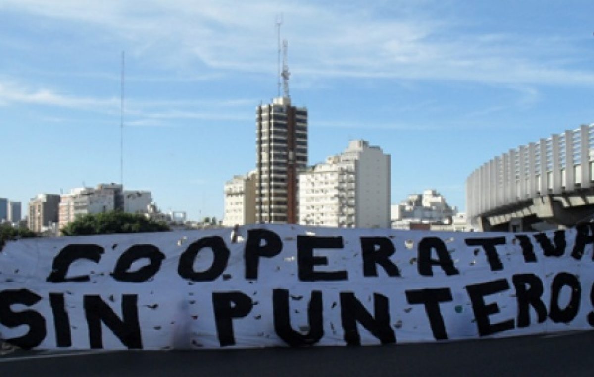 Cooperativistas de La Plata llevan el reclamo por paritarias a la puerta del municipio