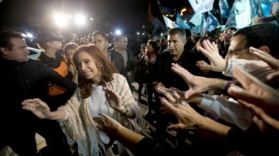 CFK llegó a Buenos Aires para declarar ante la Justicia y la militancia la recibió en Aeroparque