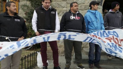 Bariloche: Ante falta de respuestas, se encadenaron trabajadores municipales