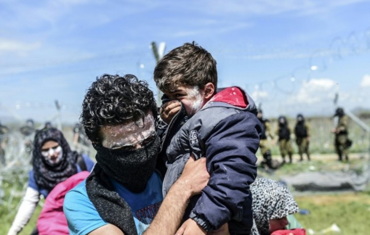 Macedonia reprime a refugiados, entre ellos chicos y embarazadas, que intentaron cruzar la frontera