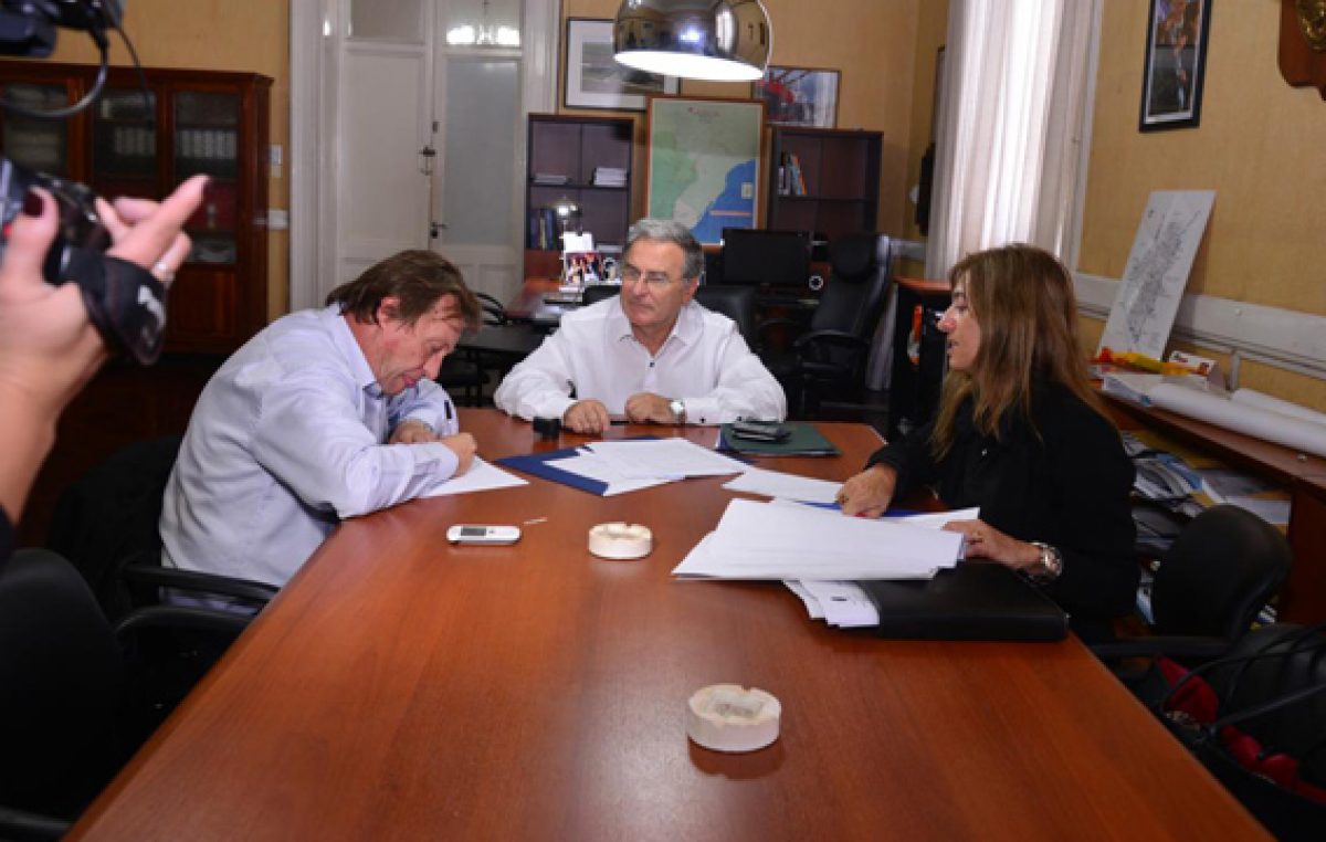 Paraná firmó un convenio con la Provincia por el arroyo La Santiagueña