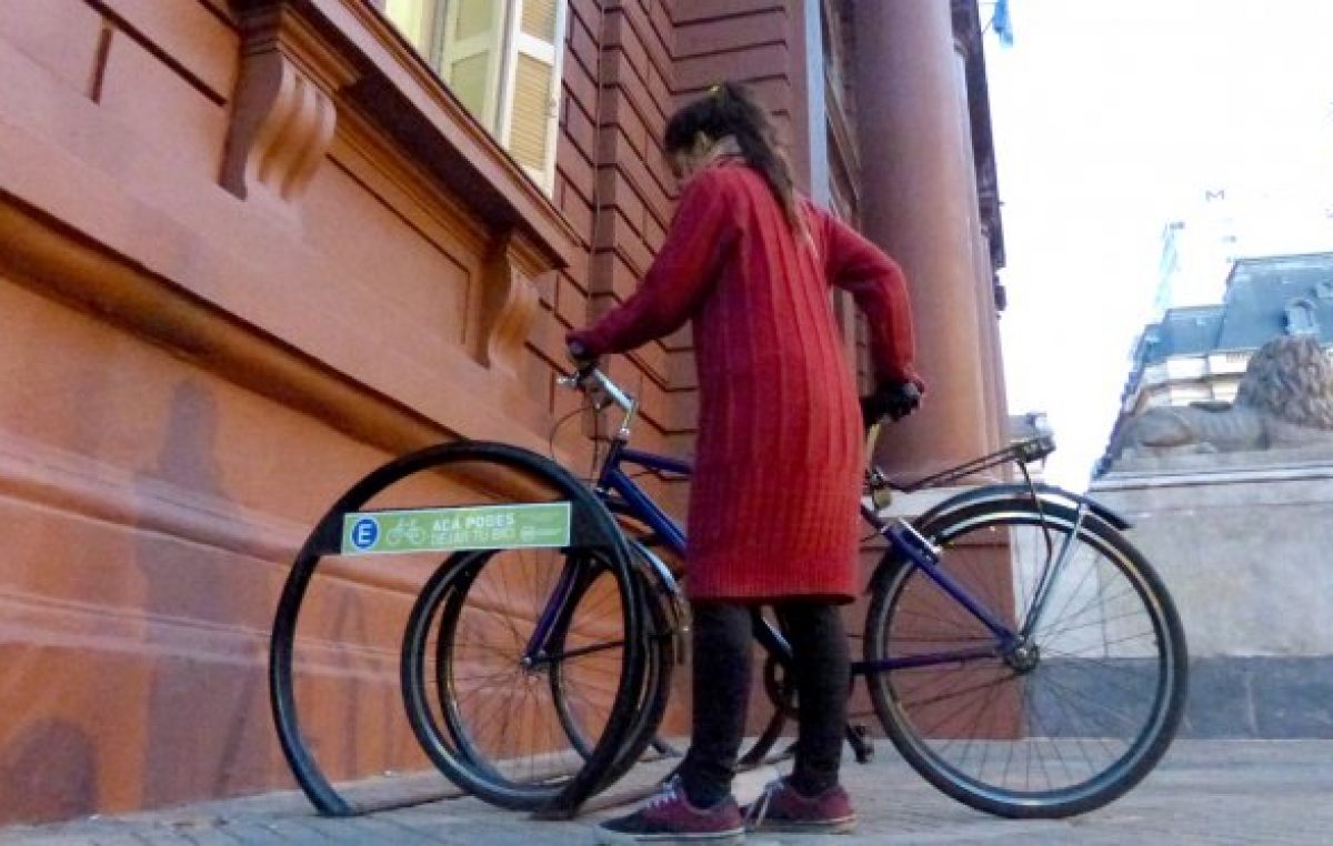 Rosario: «Mandarlos en bicicleta es exponerlos a la inseguridad»