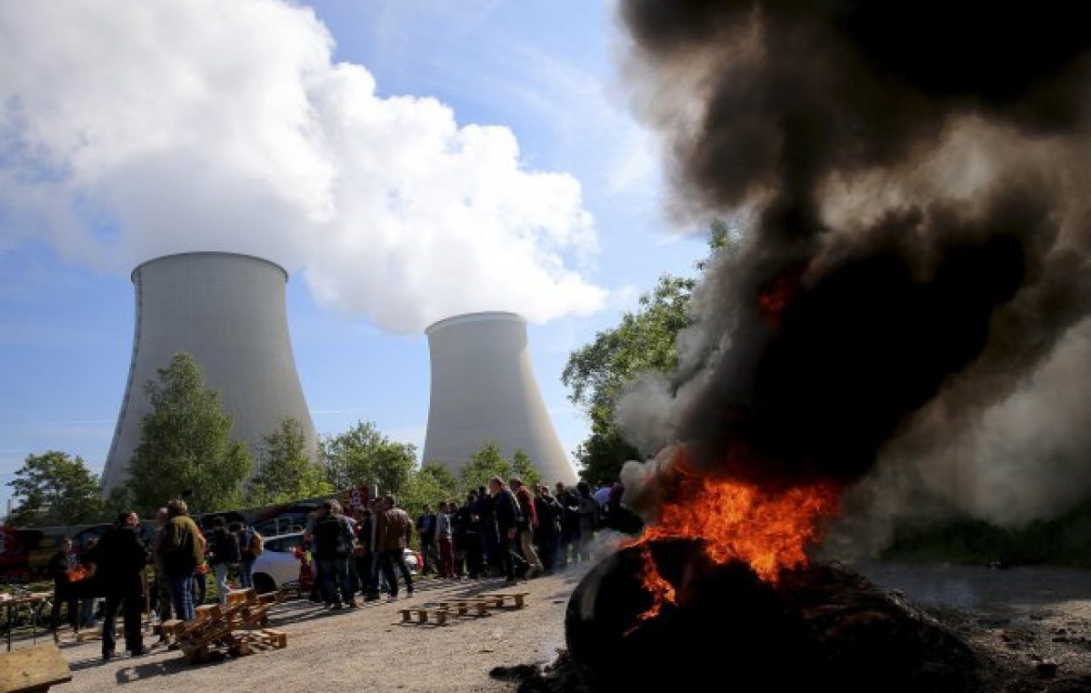 Las huelgas que paralizan a Francia se extienden a las plantas nucleares