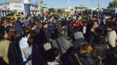 Municipales de Caleta siguen sin cobrar y esperan que Macri reciba a dirigente del SOEMCO