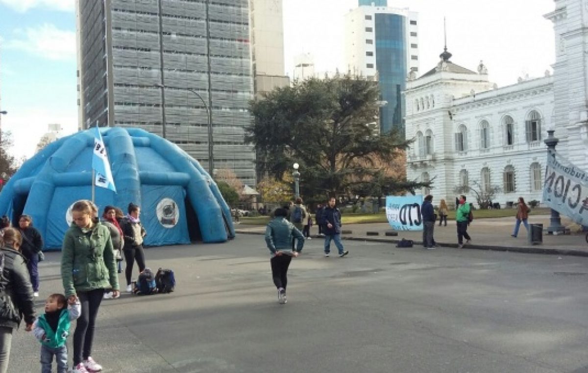 Acampe frente al municipio de La Pata: Reclaman por 119 contratos