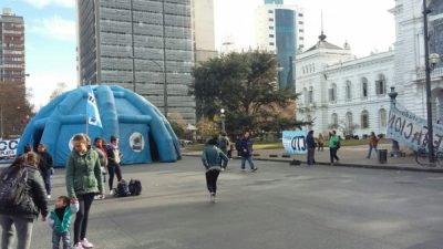 Acampe frente al municipio de La Pata: Reclaman por 119 contratos