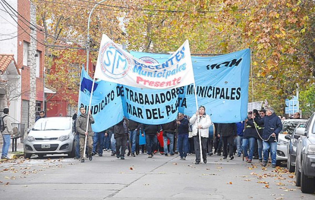 Tras el paro y movilización de docentes municipales de Mar del Plata se abre un canal de diálogo con “otras autoridades”