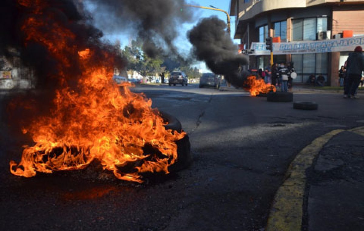 SOEM Río Gallegos rechazó propuesta y volvió a la quema de cubiertas