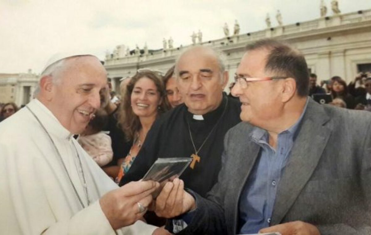 Municipales santafesinos entregan presente al Papa Francisco