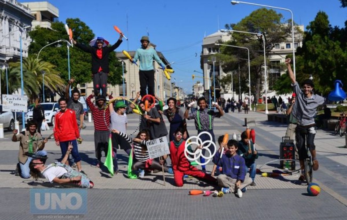 Artistas callejeros expusieron sus reclamos frente a la Municipalidad de Paraná