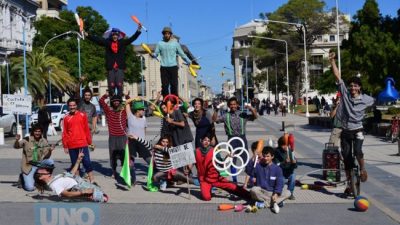 Artistas callejeros expusieron sus reclamos frente a la Municipalidad de Paraná