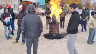 Operarios forestales de Esquel cortaron ingreso al Área Operativa Municipal