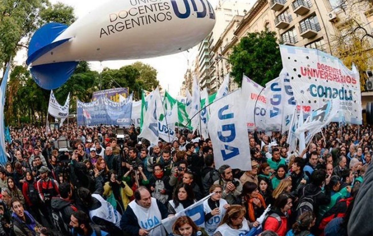Multitudinaria marcha en Buenos Aires en defensa de la educación pública