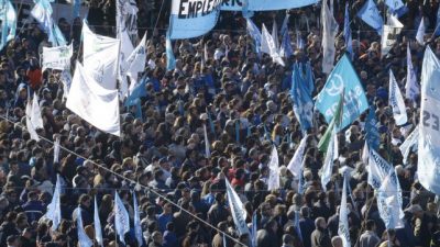 Rosario: Masiva concentración sindical contra el ajuste y los despidos