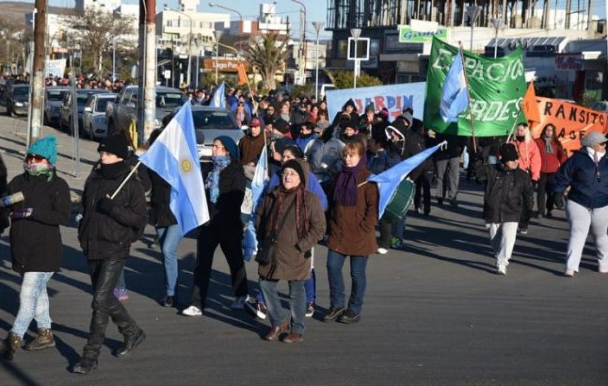 Los municipales de Caleta marcharon y acamparon frente al municipio