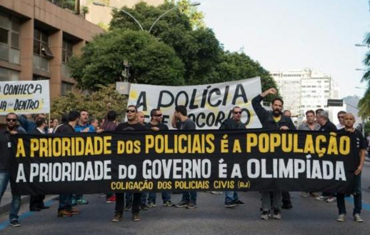 La policía de Rio protesta por falta de salarios… y papel higiénico