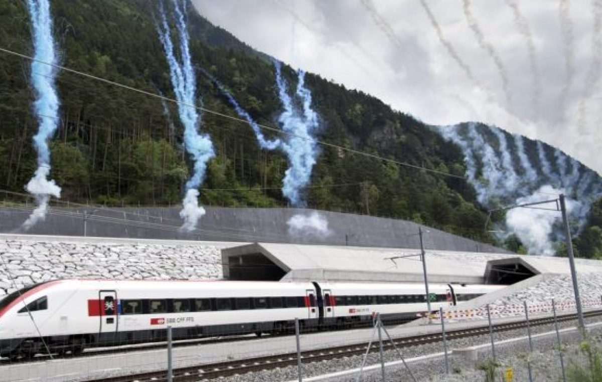 Suiza abrió en los Alpes el túnel ferroviario más largo del mundo